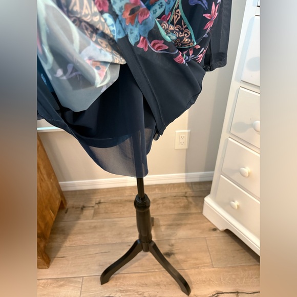 Johnny Was NWT
NATALIE 3/4 MESH TEE LEILANA - Navy, 1X - Picture 6 of 12